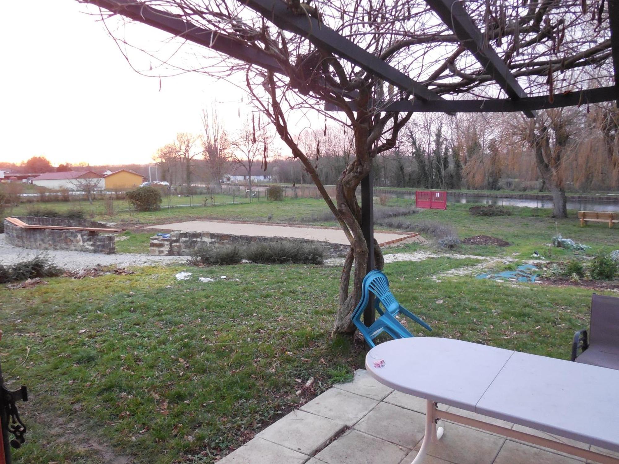 Calme Au Canal De Centre Dennevy Buitenkant foto